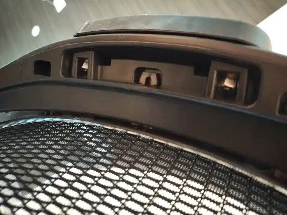 シルフィーの背もたれ上端の枠の内側にある、ナットを入れる四角いくぼみ