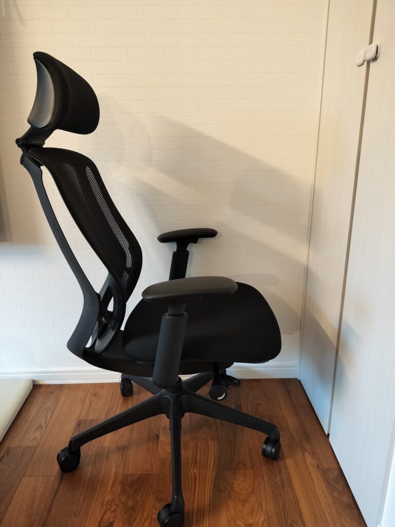 オカムラ シルフィー メッシュタイプを横から撮影。肘掛けと背もたれのカーブが分かる角度
