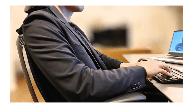 オカムラ シルフィーでアームレストの高さをデスクと揃え、肘を安定させながらタイピングしている様子。肩や手首の負担を減らし、長時間の在宅ワークでも疲れにくい正しい姿勢を実現している。