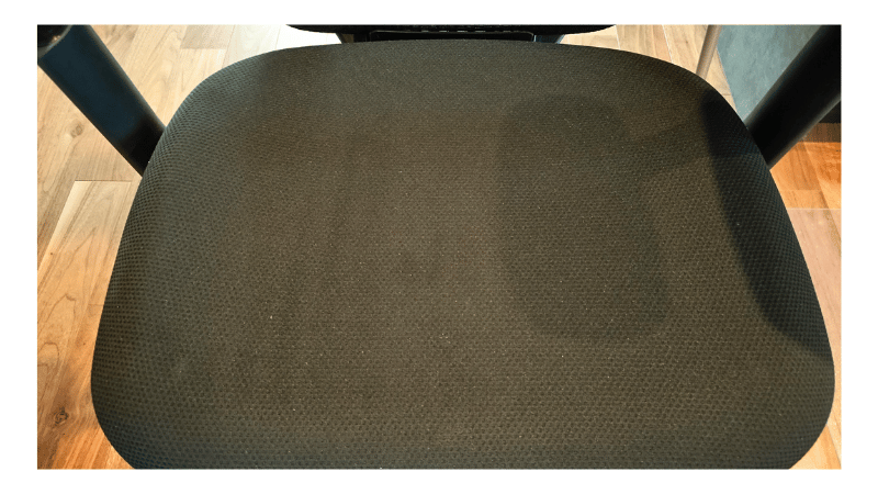 オカムラ シルフィーを1年使用した座面の実物写真。クッションのヘタリがほぼなく、耐久性の高さが分かる状態。