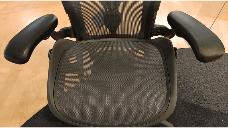 アーロンチェアのアーム調整や可動部の状態を撮影した写真。新品はレバーやアームが滑らかに動くため、固さや引っ掛かりがなく快適。中古では劣化しやすい部分の比較材料にもなる。