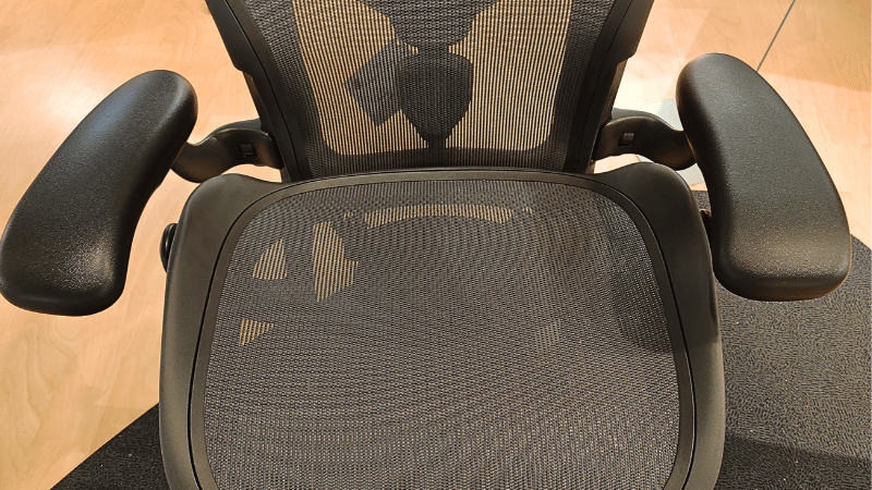 アーロンチェアの新品ペリクル座面。均一な張りと沈み込みの少ないフィット感がわかる写真。中古品では劣化しやすい部分を確認できる実物画像。