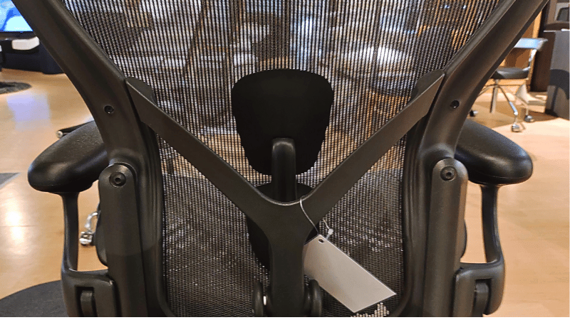 アーロンチェアの背面から撮影したポスチャーフィットSLR。新品はメッシュの張りと腰当てが整っており、調整ノブも滑らかに動く。中古ではゴム劣化や調整不良が起きやすい部分。
