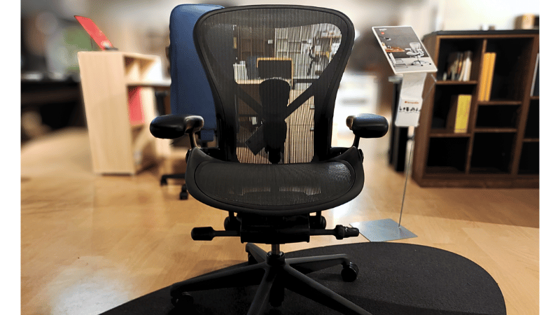 ハーマンミラー アーロンチェア リマスタードモデルの新品状態を撮影した正面写真。メッシュの張りと質感がわかる実物画像。