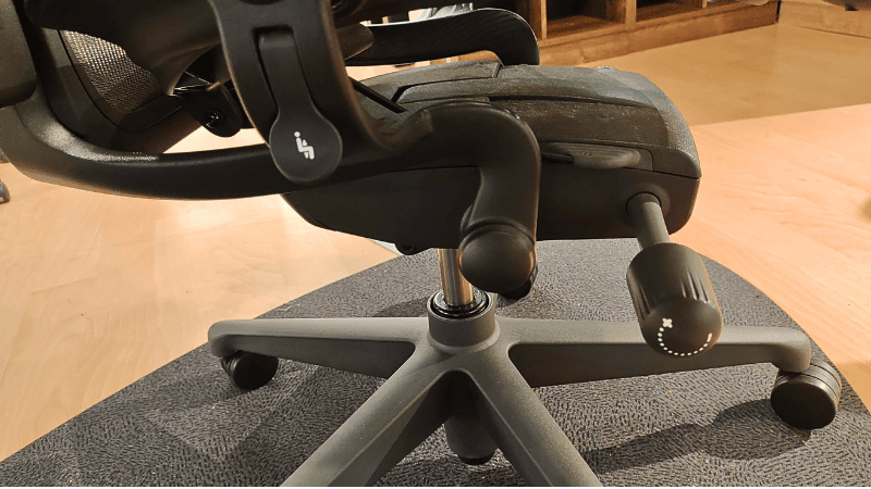 アーロンチェアのリクライニング強弱レバー(テンション調整ノブ)の実物写真。新品ならではの滑らかな可動と細かな調整精度を示す。