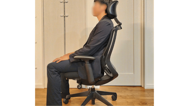 オカムラ シルフィーに標準体格の筆者が自然に座っている様子。座面奥行きや高さを大きく調整しなくても体にフィットし、体格差があっても快適に使えることが分かる。