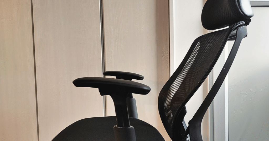 オカムラ シルフィーの可動肘(アームレスト)|高さ・前後・角度を調整してデスク70cmでも肩がすくみにくい