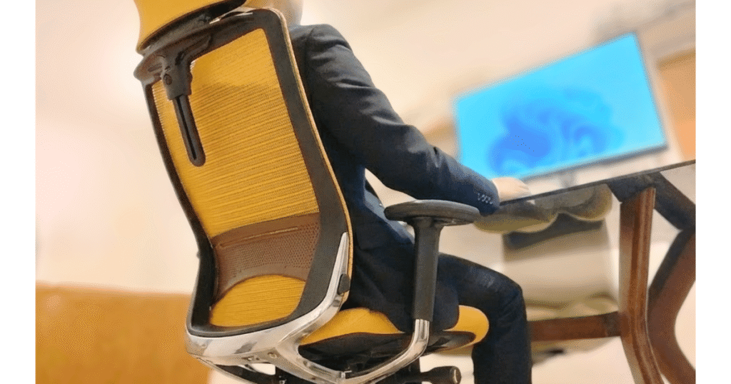 オカムラ コーラルでモニター作業をしている様子(寄りかかり姿勢の使用例)