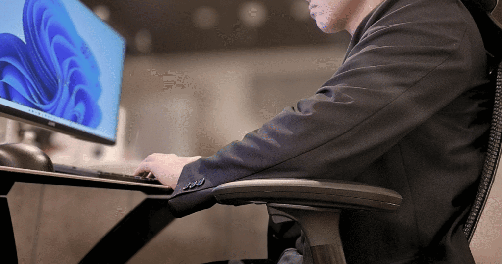 オカムラ シルフィーの3Dアームレストに肘を置いてタイピングする姿勢(肩がすくまず自然に作業できる例)