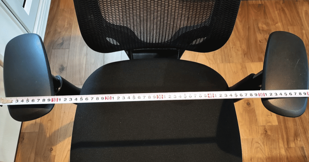 オカムラ シルフィーの3Dアームレストは左右の幅調整(幅寄せ)ができないことをメジャーで示した写真