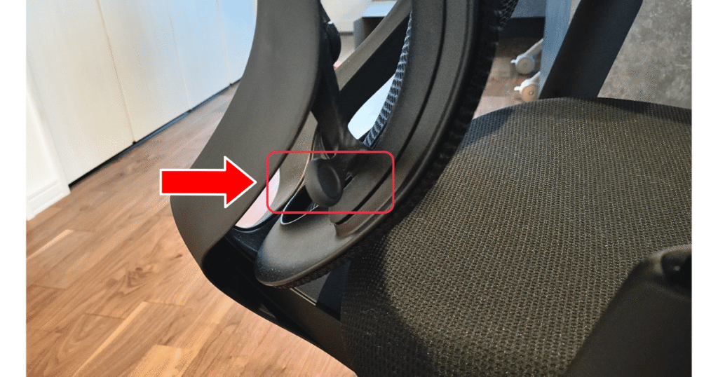 オカムラ シルフィーのバックカーブアジャスト調整レバー位置を示した写真(背もたれ幅の調整)