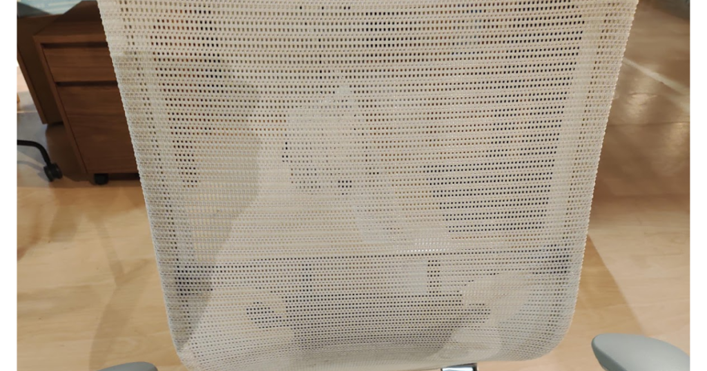 オカムラ バロンチェアの背もたれメッシュを正面から近くで撮影した写真。背中を支えるメッシュの質感がわかる。