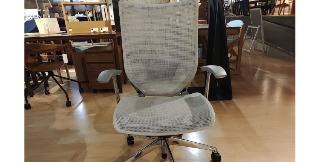 ショールームで撮影したオカムラ バロンチェアの正面写真。高級感のあるデザインと背もたれの広さがわかる。