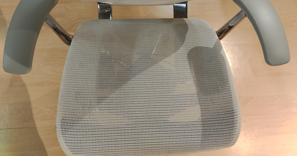 オカムラ バロンチェアのメッシュ座面を上から撮影した写真。張りのある座面の質感がわかる。