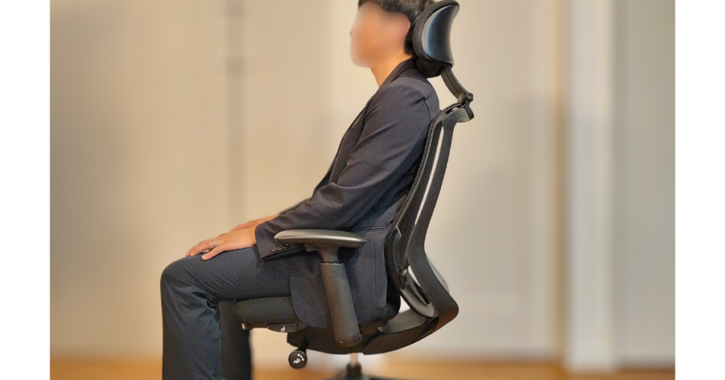 オカムラ シルフィーに実際に座った横向きの写真。背もたれのカーブと背中のフィット感が分かる実使用画像