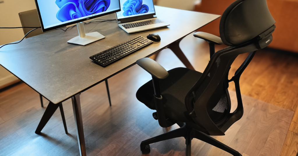 自宅のワークスペースでオカムラ シルフィーを実際に使用している写真。朝活や副業で使っている在宅ワーク環境。