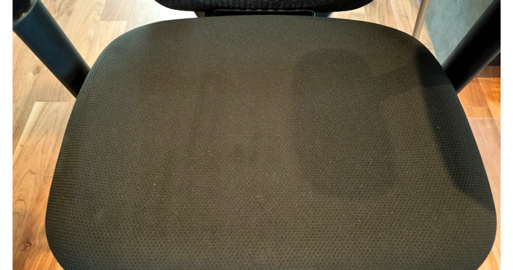 オカムラ シルフィーの座面クッションを上から見た写真。異硬度クッションの実使用イメージが分かる画像