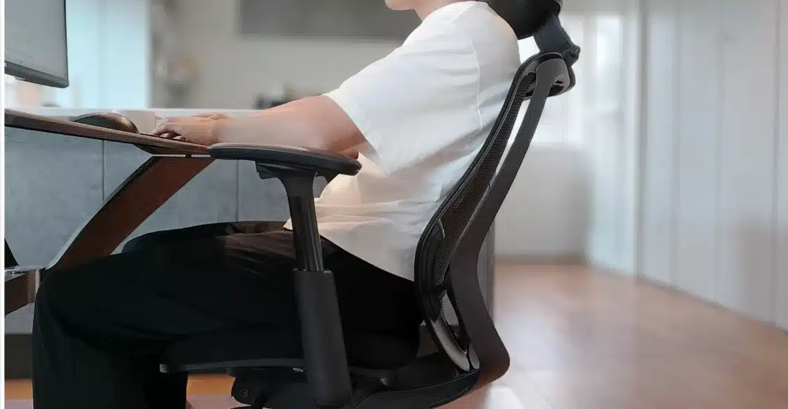 キーボードを打つ姿勢でシルフィーに座り、背もたれが背中に当たっている様子