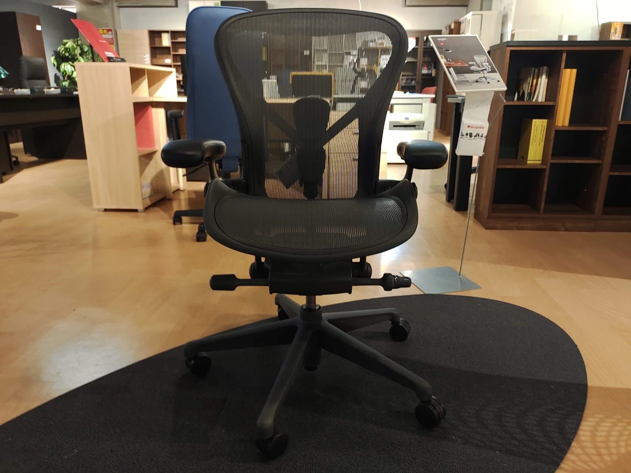 店に展示されていたアーロンチェアを正面から。背もたれの上端にヘッドレストはない