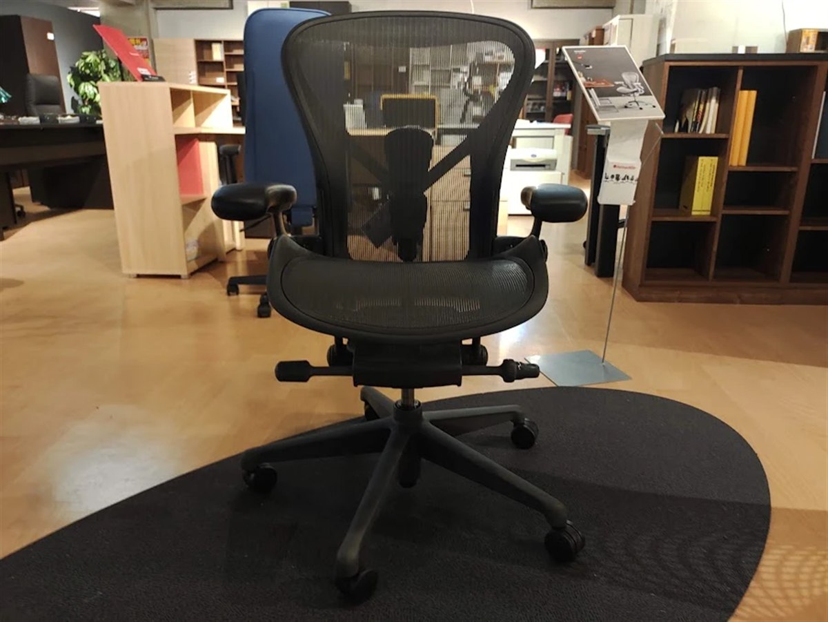 店の展示のアーロンチェアを正面から。背もたれと座面はメッシュで、ヘッドレストはない