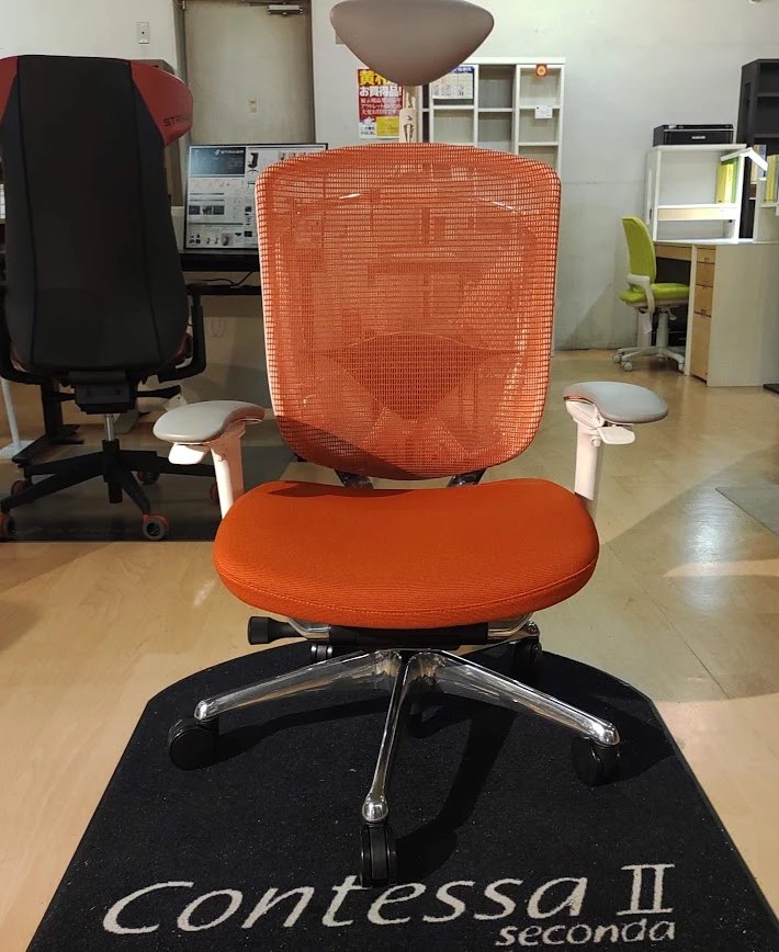 店に展示されていたコンテッサ セコンダを正面から。背もたれの上に小型の可動ヘッドレスト