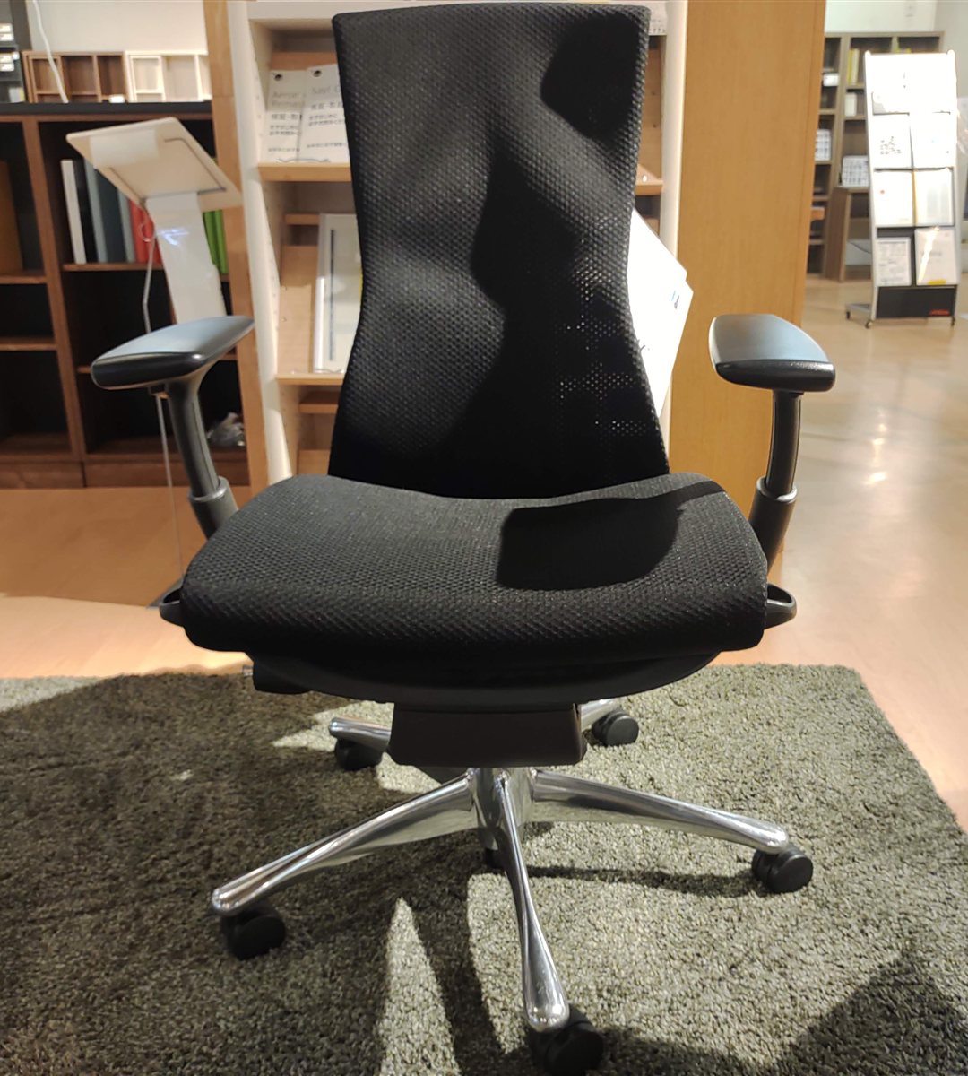 店に展示されていたエンボディチェアを正面から。背もたれの上にヘッドレストはない